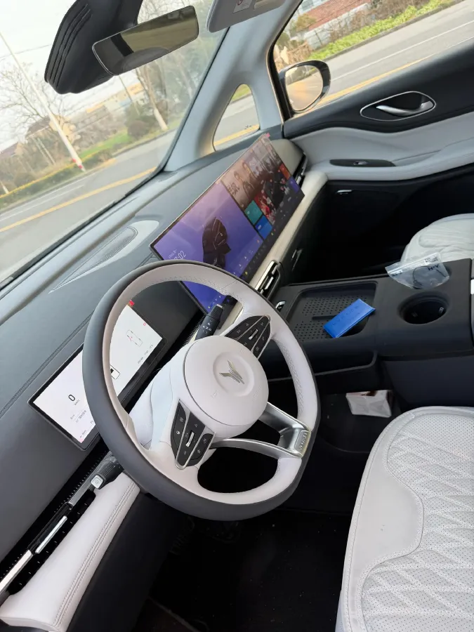 2025 Voyah Dream 1.5T 150HP L4 PHEV 41.7KWH,autocango,china used car exporter,china ev exporter,chinese used car exporter,chinese used ev exporter