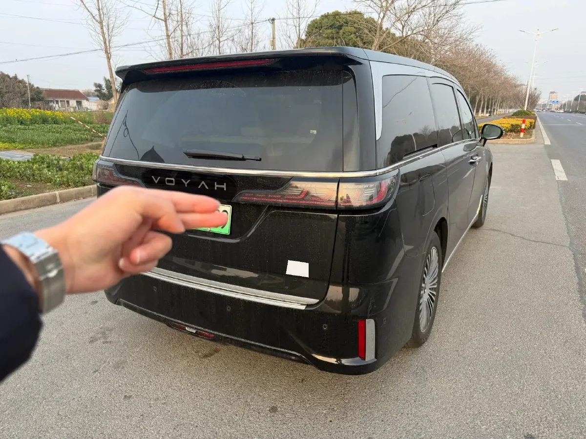 2025 Voyah Dream 1.5T 150HP L4 PHEV 41.7KWH,autocango,china used car exporter,china ev exporter,chinese used car exporter,chinese used ev exporter