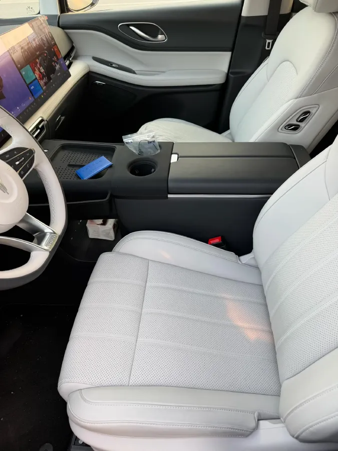 2025 Voyah Dream 1.5T 150HP L4 PHEV 41.7KWH,autocango,china used car exporter,china ev exporter,chinese used car exporter,chinese used ev exporter