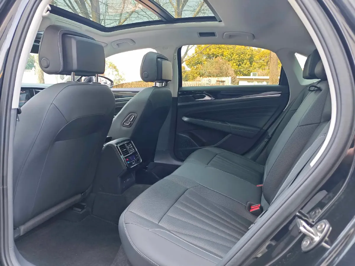 2025 Volkswagen Passat 2.0T 220HP L4 7DCT,autocango,china used car exporter,china ev exporter,chinese used car exporter,chinese used ev exporter