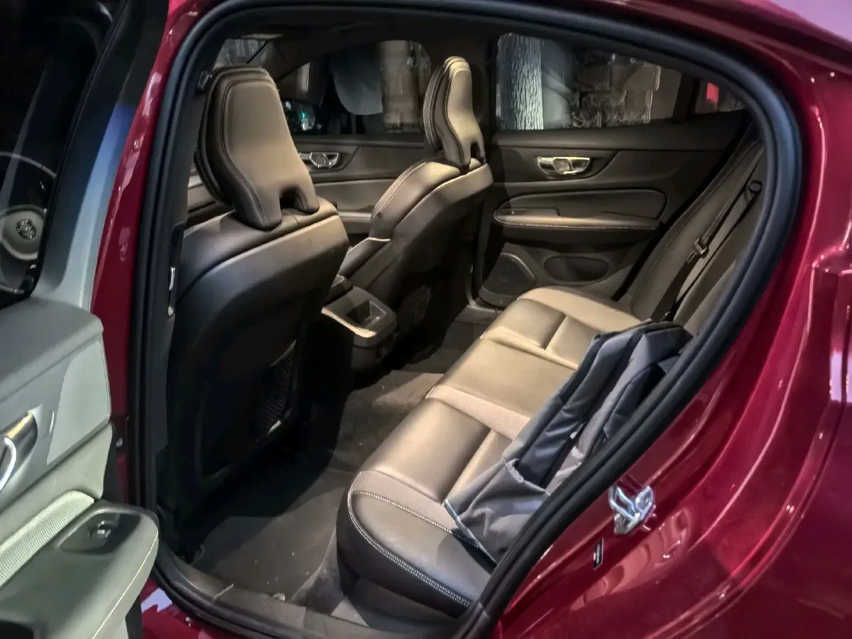 2022 Volvo S60 2.0T 250HP L4 8AT,autocango,china used car exporter,china ev exporter,chinese used car exporter,chinese used ev exporter