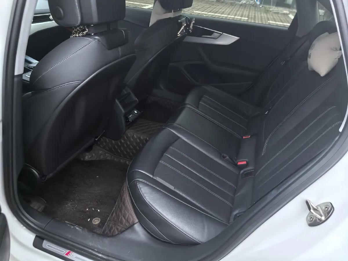 2023 Audi A4L 2.0T 190HP L4 7DCT,autocango,china used car exporter,china ev exporter,chinese used car exporter,chinese used ev exporter