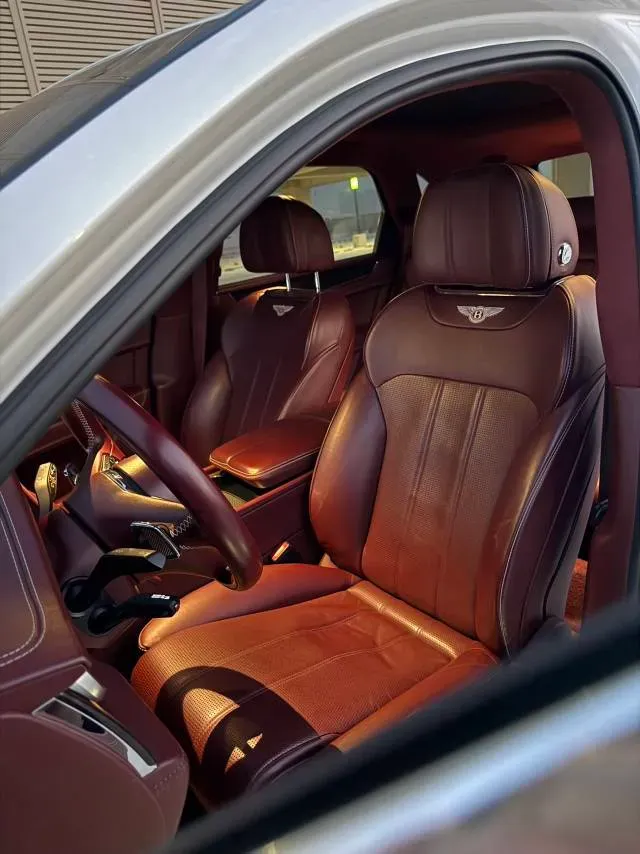 2018 Bentley Bentayga 4.0T 550HP V8 8AT,autocango,china used car exporter,china ev exporter,chinese used car exporter,chinese used ev exporter