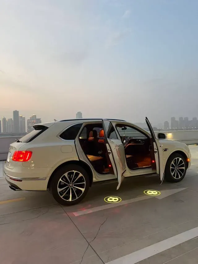 2018 Bentley Bentayga 4.0T 550HP V8 8AT,autocango,china used car exporter,china ev exporter,chinese used car exporter,chinese used ev exporter