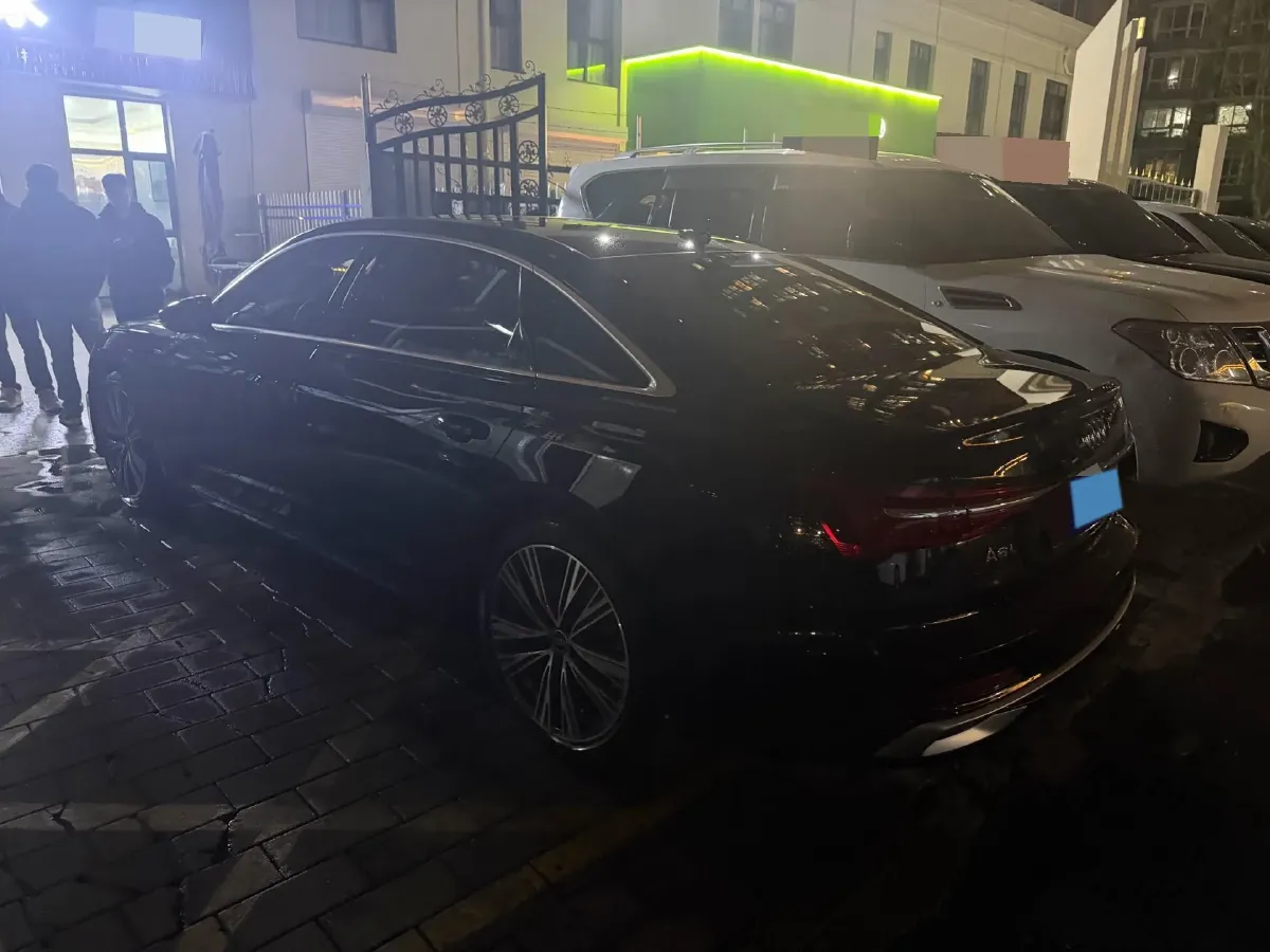 2025 Audi A6L 2.0T 245HP L4 7DCT,autocango,china used car exporter,china ev exporter,chinese used car exporter,chinese used ev exporter