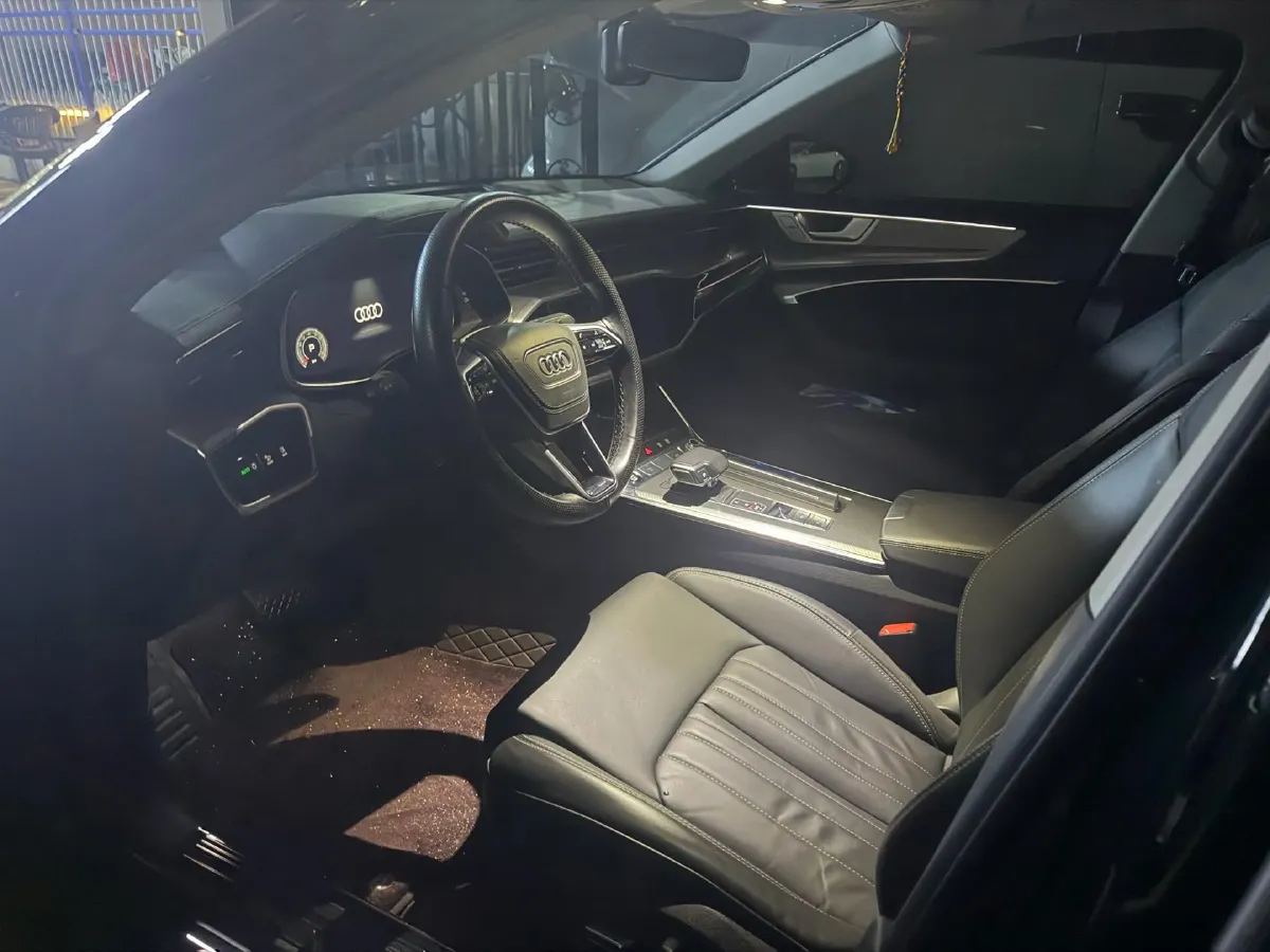 2025 Audi A6L 2.0T 245HP L4 7DCT,autocango,china used car exporter,china ev exporter,chinese used car exporter,chinese used ev exporter