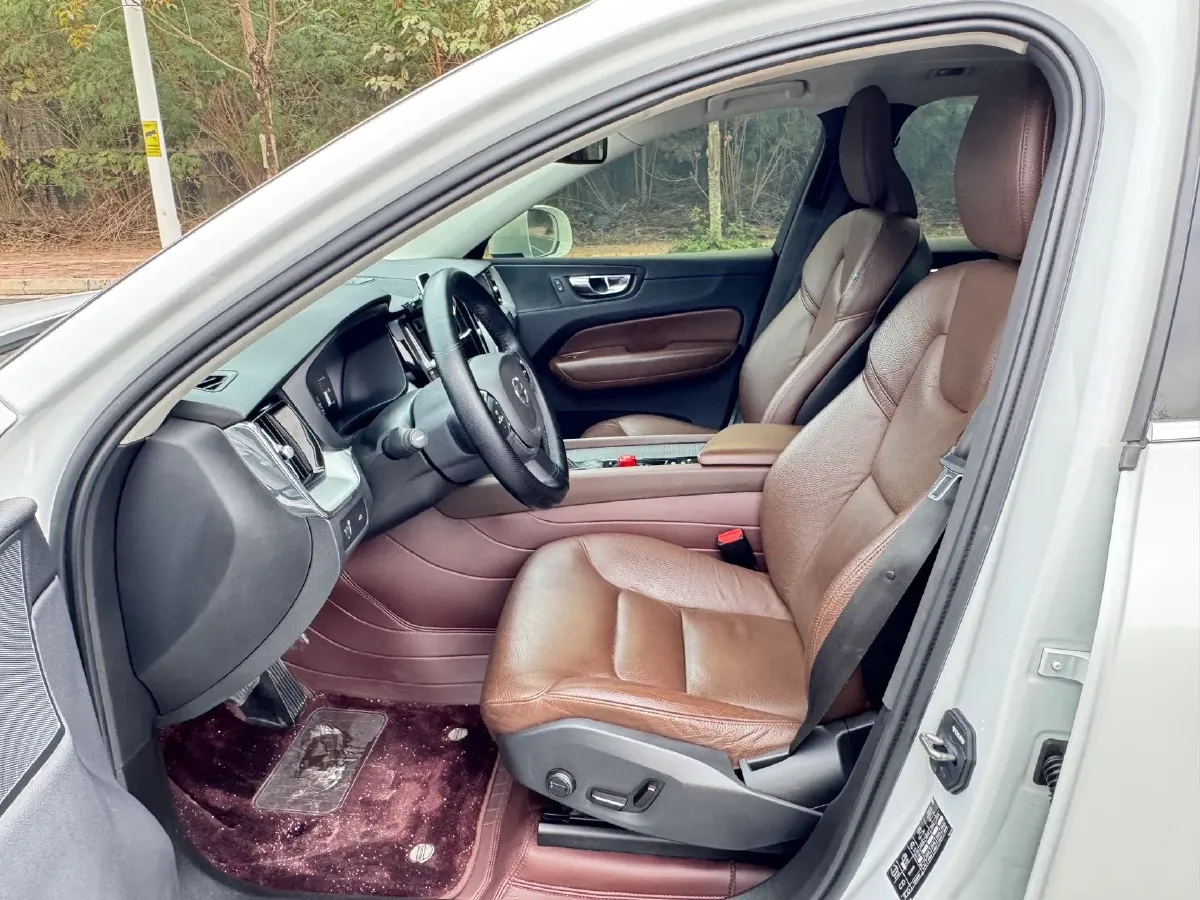 2020 Volvo XC60 2.0T 254HP L4 8AT,autocango,china used car exporter,china ev exporter,chinese used car exporter,chinese used ev exporter