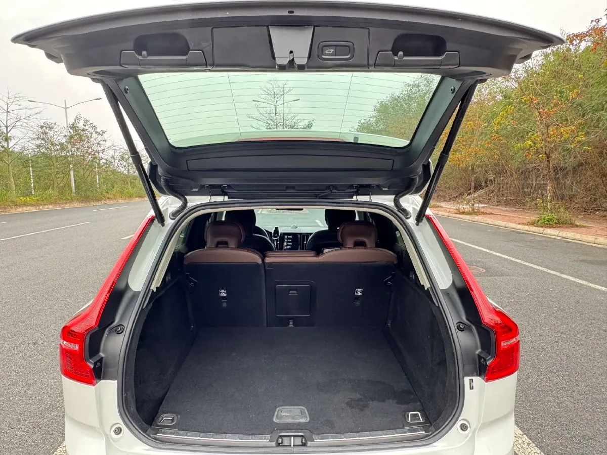 2020 Volvo XC60 2.0T 254HP L4 8AT,autocango,china used car exporter,china ev exporter,chinese used car exporter,chinese used ev exporter