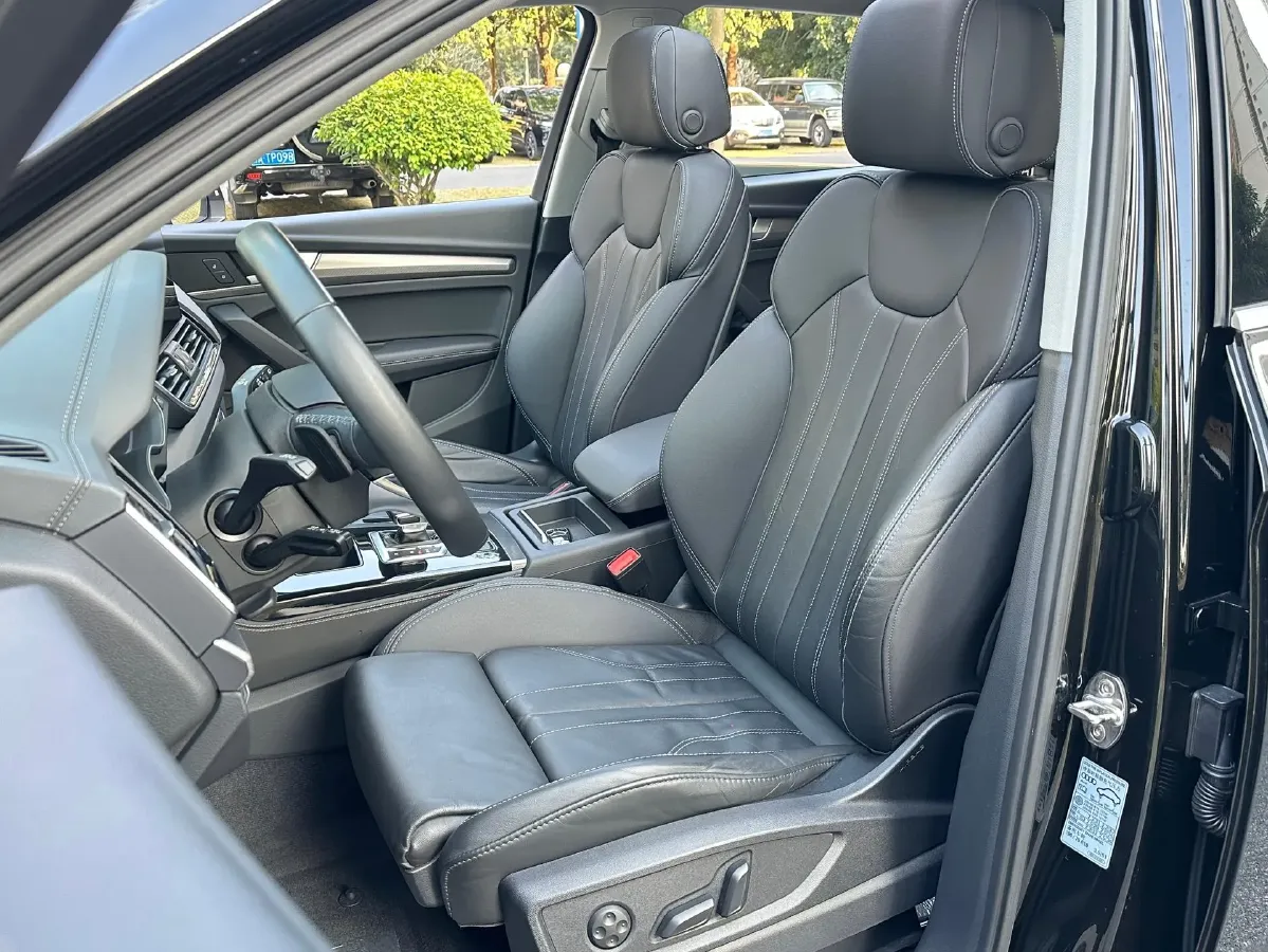 2022 Audi Q5L 2.0T 252HP L4 7DCT,autocango,china used car exporter,china ev exporter,chinese used car exporter,chinese used ev exporter