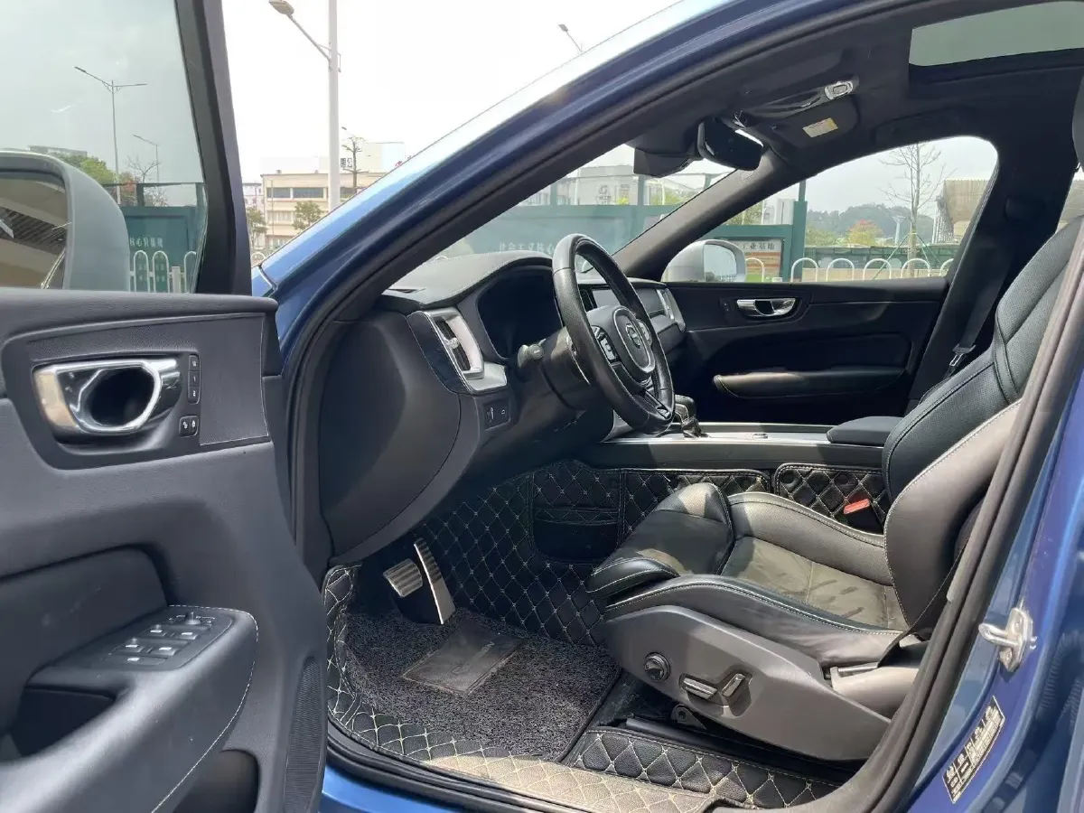 2018 Volvo XC60 2.0T 254HP L4 8AT,autocango,china used car exporter,china ev exporter,chinese used car exporter,chinese used ev exporter