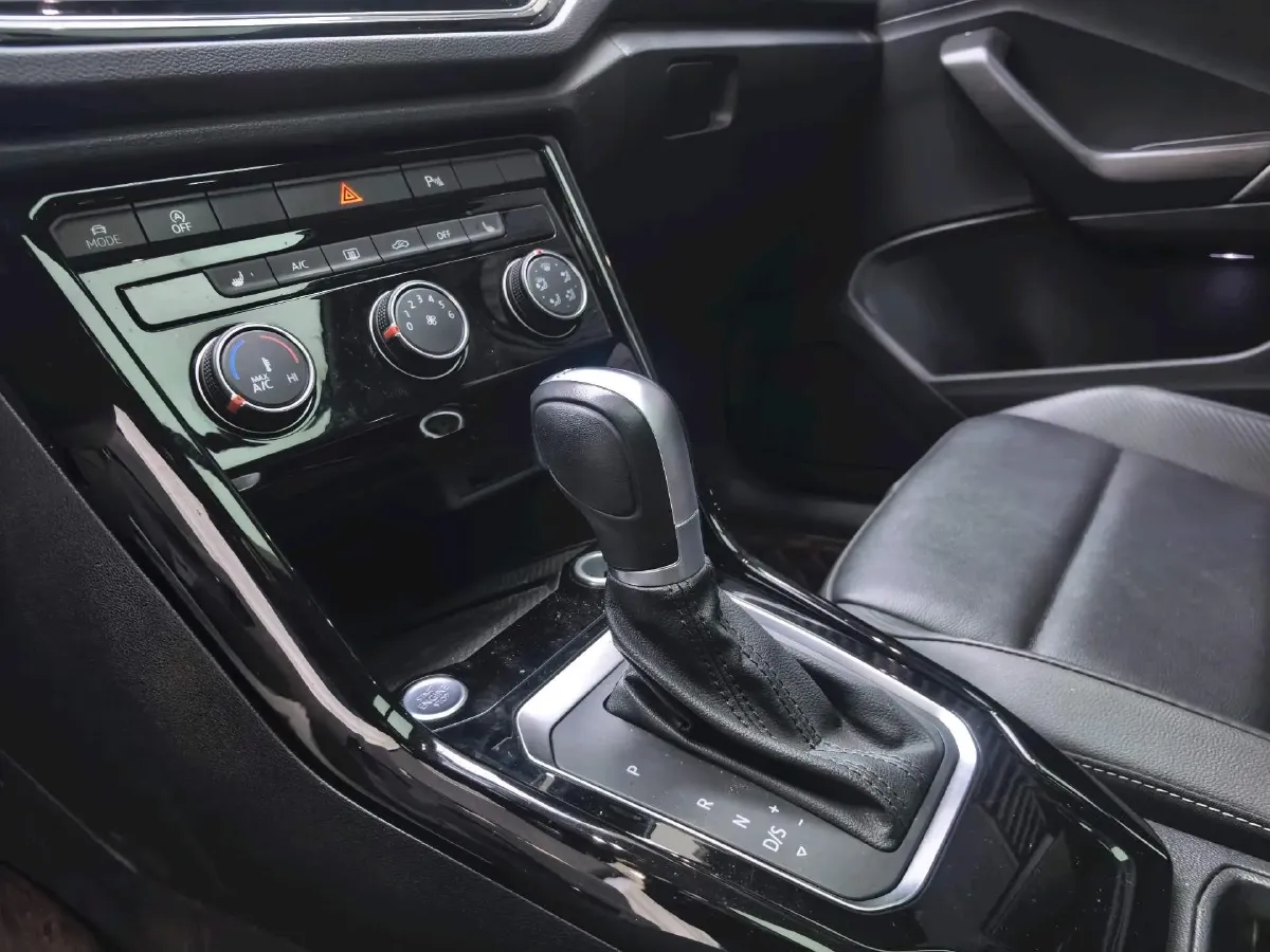 2021 Volkswagen T-Roc 1.4T 150HP L4 7DCT,autocango,china used car exporter,china ev exporter,chinese used car exporter,chinese used ev exporter