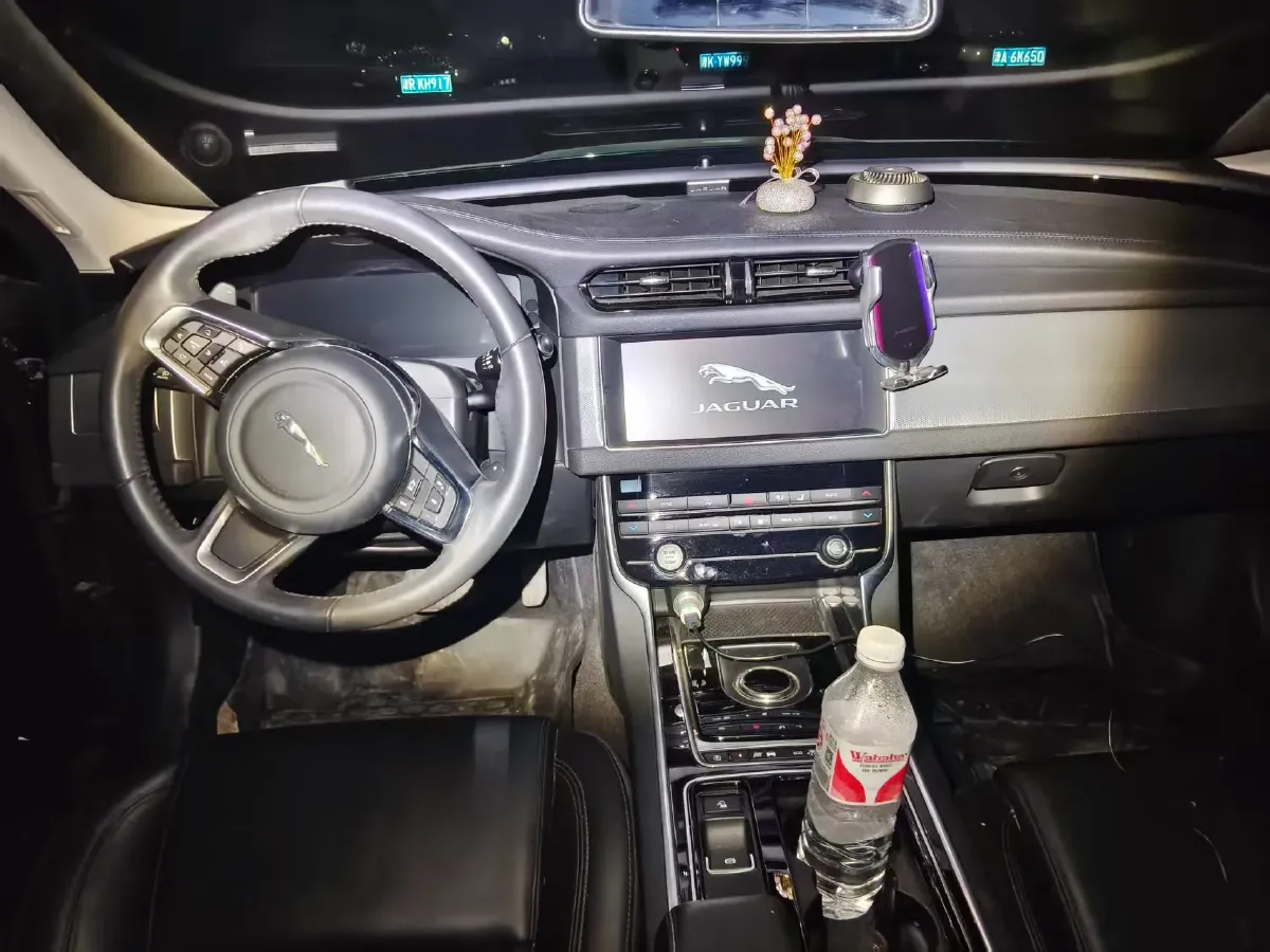 2020 Jaguar XFL 2.0T 200HP L4 8AT,autocango,china used car exporter,china ev exporter,chinese used car exporter,chinese used ev exporter