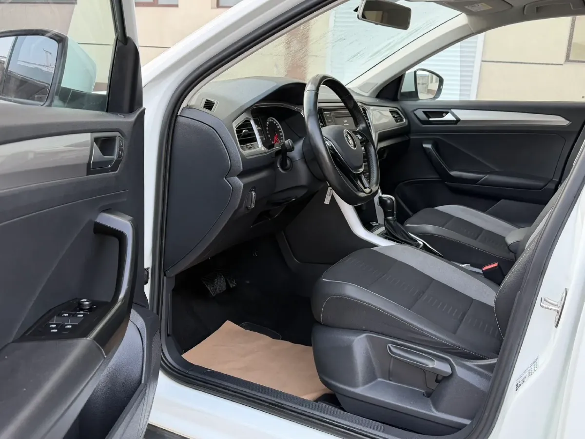 2021 Volkswagen T-Roc 1.4T 150HP L4 7DCT,autocango,china used car exporter,china ev exporter,chinese used car exporter,chinese used ev exporter