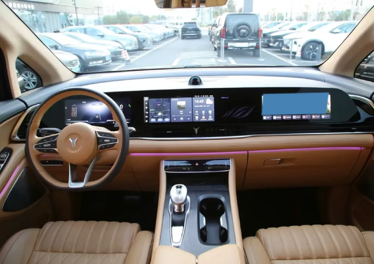 2024 Voyah Dream 1.5T 150HP L4 PHEV 43KWH,autocango,china used car exporter,china ev exporter,chinese used car exporter,chinese used ev exporter