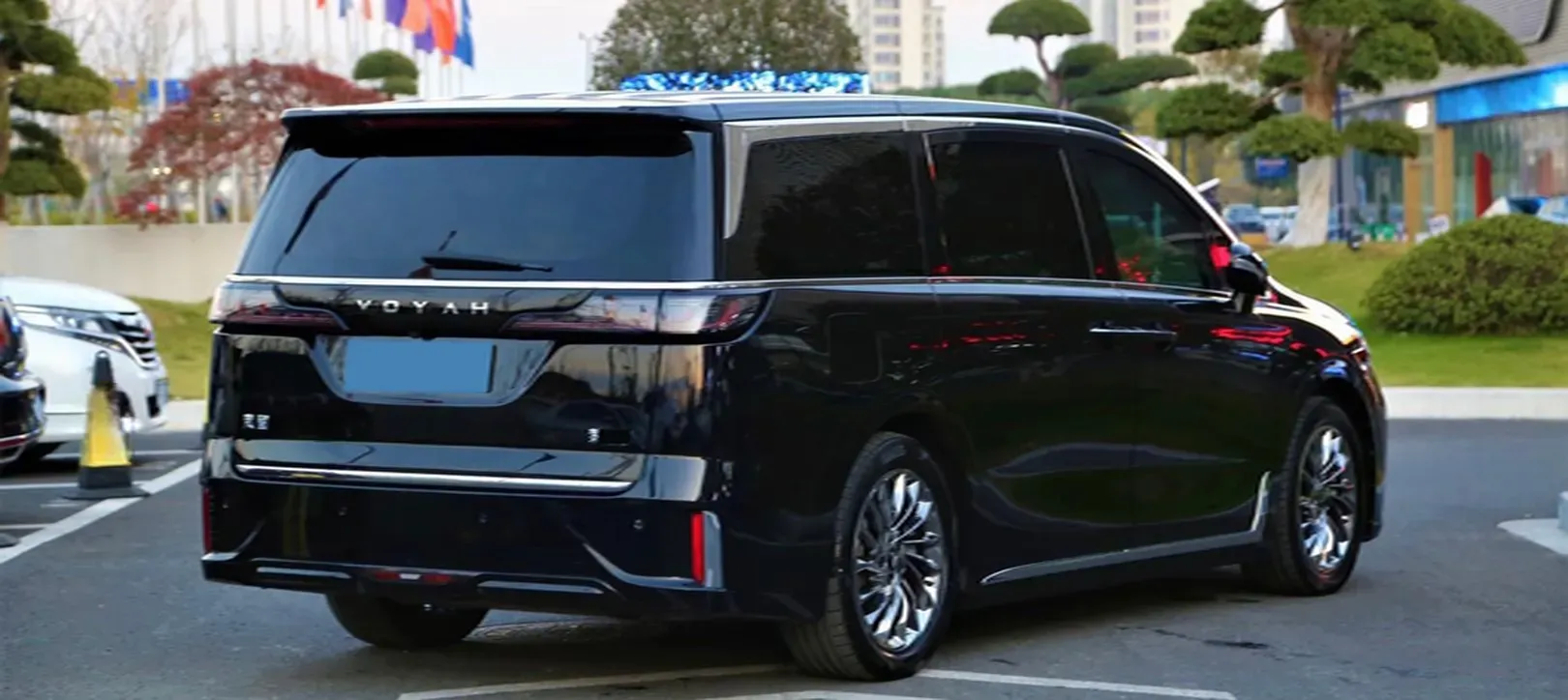 2024 Voyah Dream 1.5T 150HP L4 PHEV 43KWH,autocango,china used car exporter,china ev exporter,chinese used car exporter,chinese used ev exporter