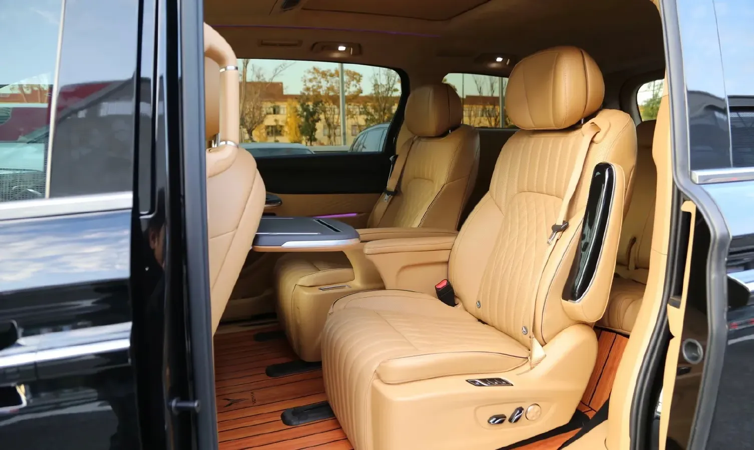 2024 Voyah Dream 1.5T 150HP L4 PHEV 43KWH,autocango,china used car exporter,china ev exporter,chinese used car exporter,chinese used ev exporter