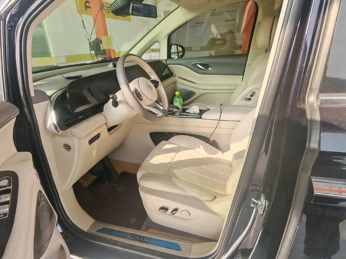 2024 Voyah Dream 1.5T 150HP L4 PHEV 43KWH,autocango,china used car exporter,china ev exporter,chinese used car exporter,chinese used ev exporter