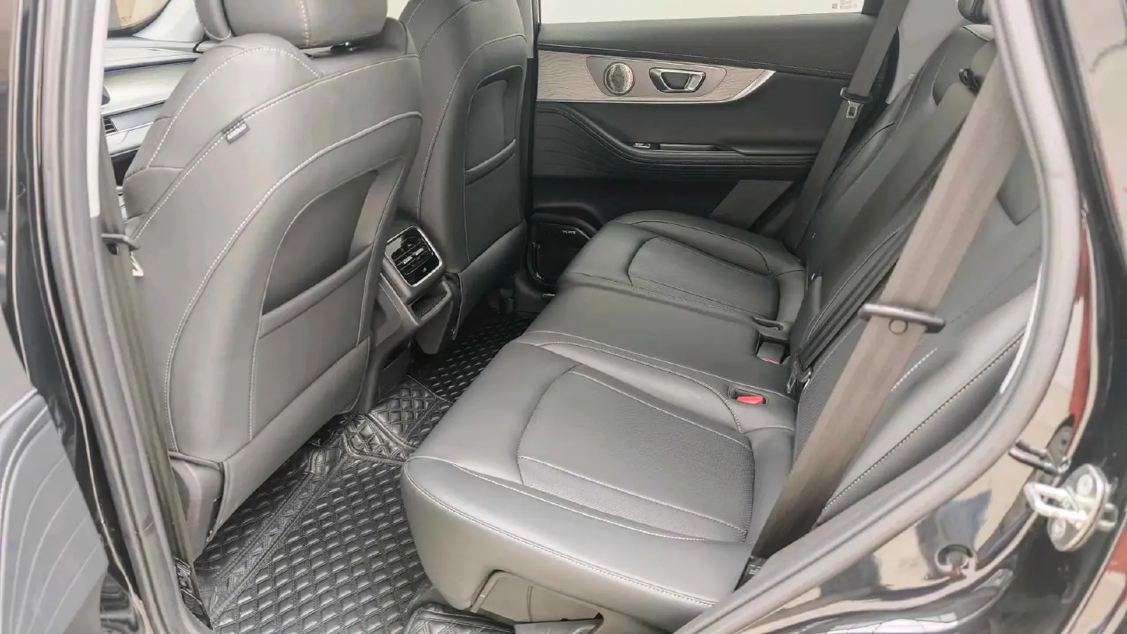 2022 Chery Tiggo 8 PRO 1.6T 197HP L4 7DCT,autocango,china used car exporter,china ev exporter,chinese used car exporter,chinese used ev exporter