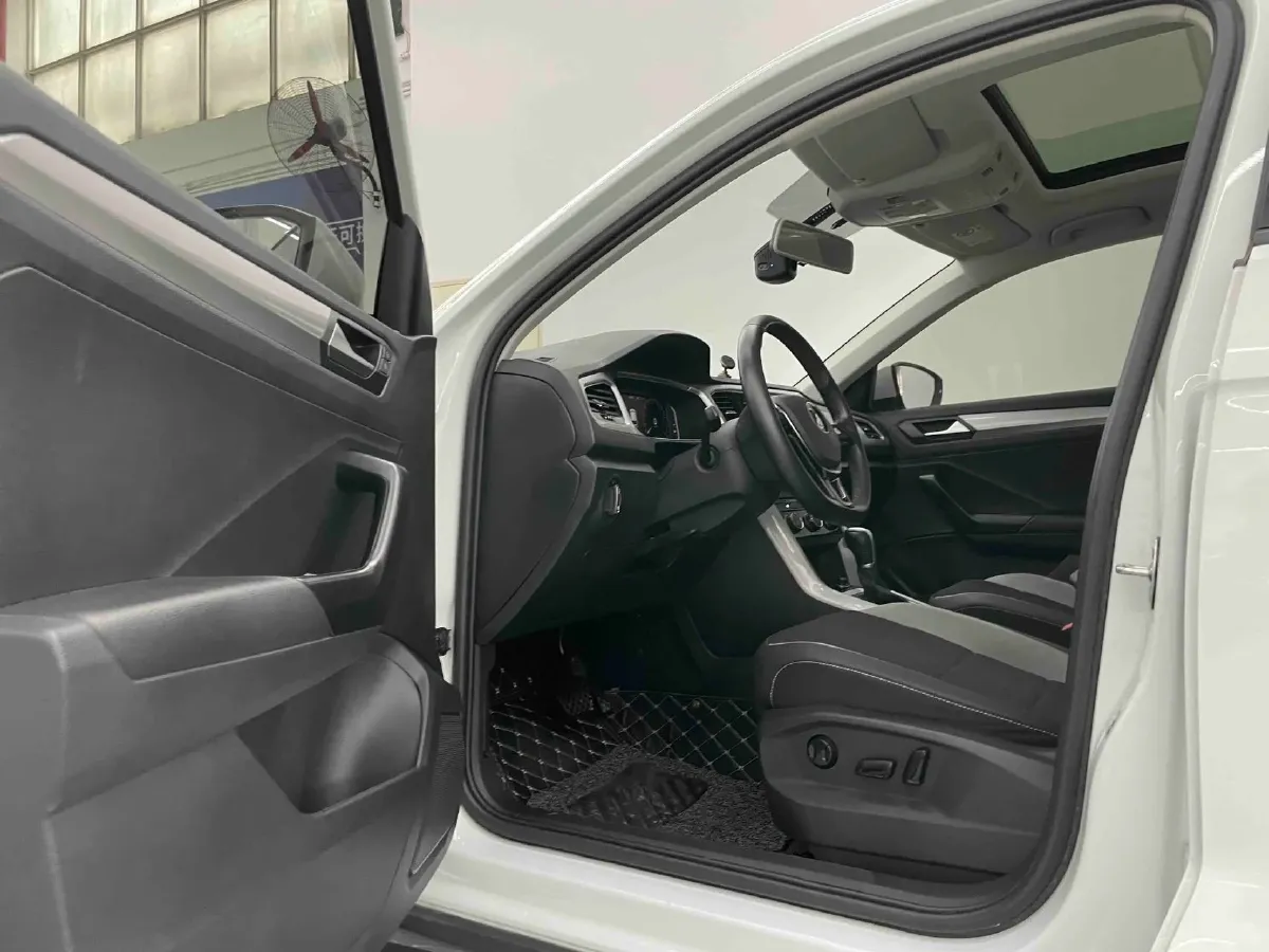 2022 Volkswagen T-Roc 1.4T 150HP L4 7DCT,autocango,china used car exporter,china ev exporter,chinese used car exporter,chinese used ev exporter
