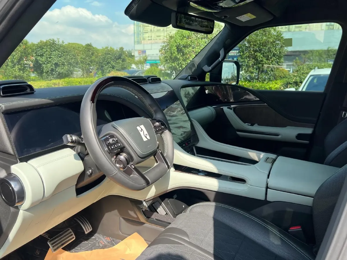 2024 YangWang U8 2.0T 272HP L4 REEV 49.05KWH,autocango,china used car exporter,china ev exporter,chinese used car exporter,chinese used ev exporter