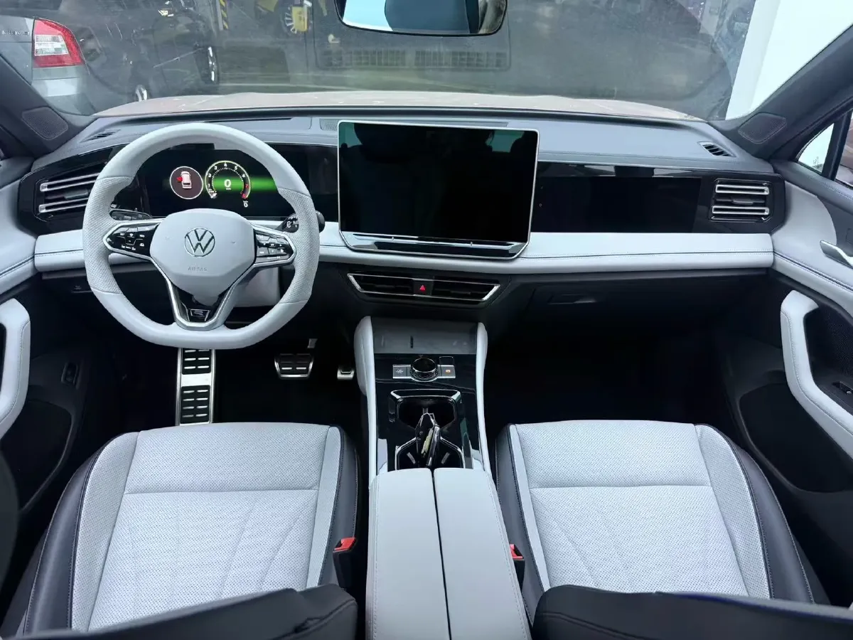 2024 Volkswagen Tiguan L 2.0T 186HP L4 7DCT,autocango,china used car exporter,china ev exporter,chinese used car exporter,chinese used ev exporter