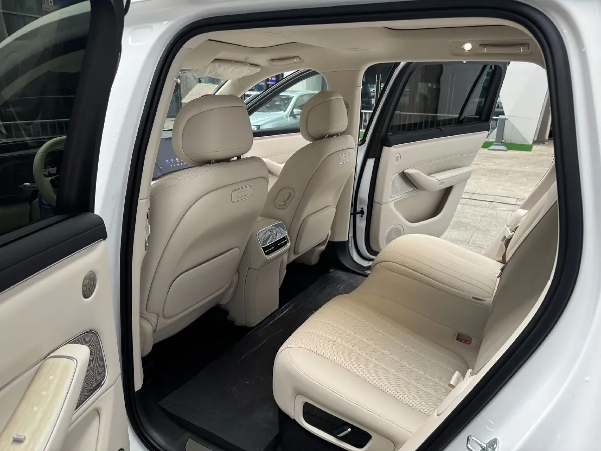 2025 AITO AITO M8 REEV 160HP REEV 53.4KWH,autocango,china used car exporter,china ev exporter,chinese used car exporter,chinese used ev exporter