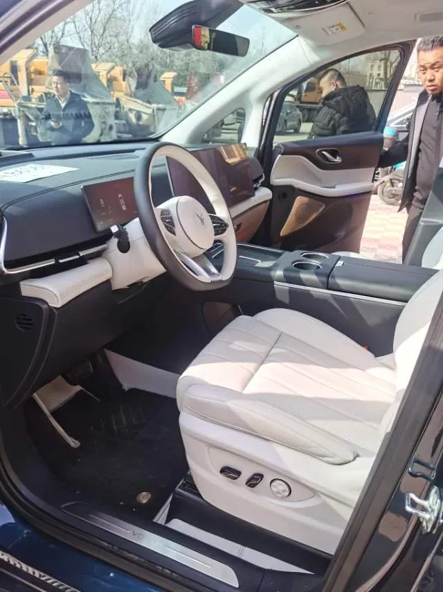 2025 Voyah Dream 1.5T 150HP L4 PHEV 41.7KWH,autocango,china used car exporter,china ev exporter,chinese used car exporter,chinese used ev exporter