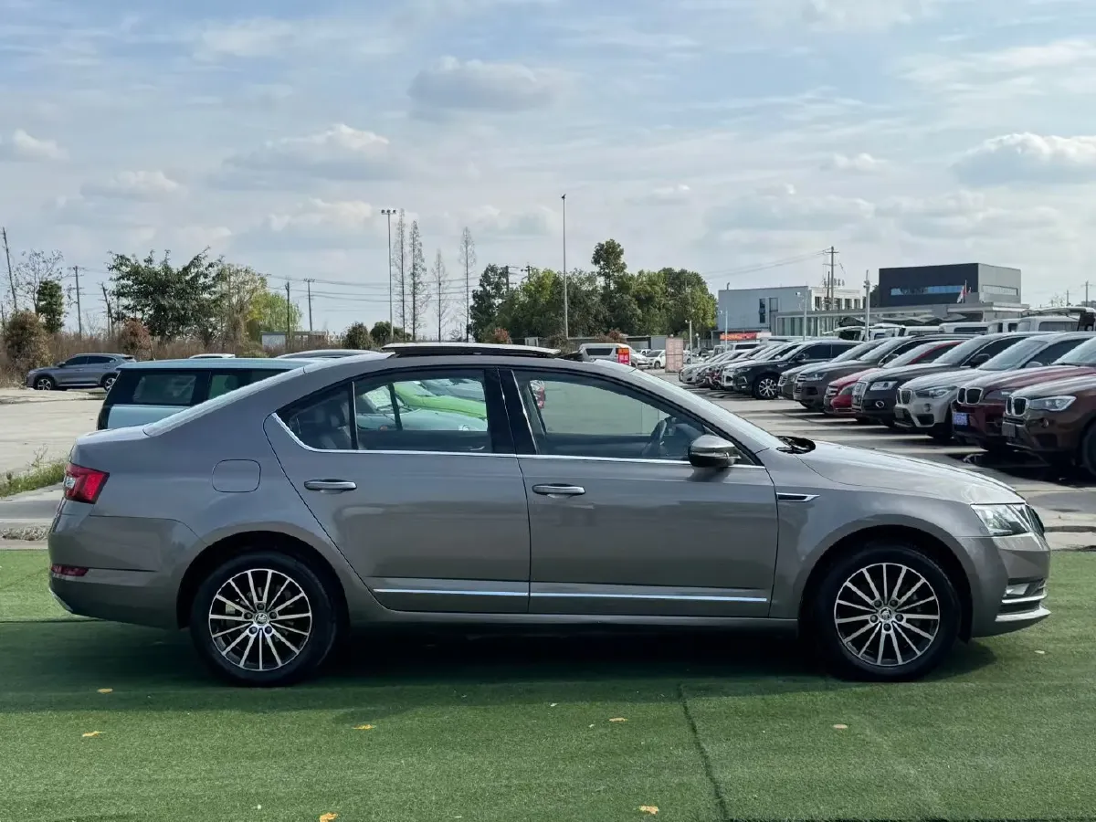 2018 Skoda Octavia 1.2T 116HP L4 7DCT,autocango,china used car exporter,china ev exporter,chinese used car exporter,chinese used ev exporter