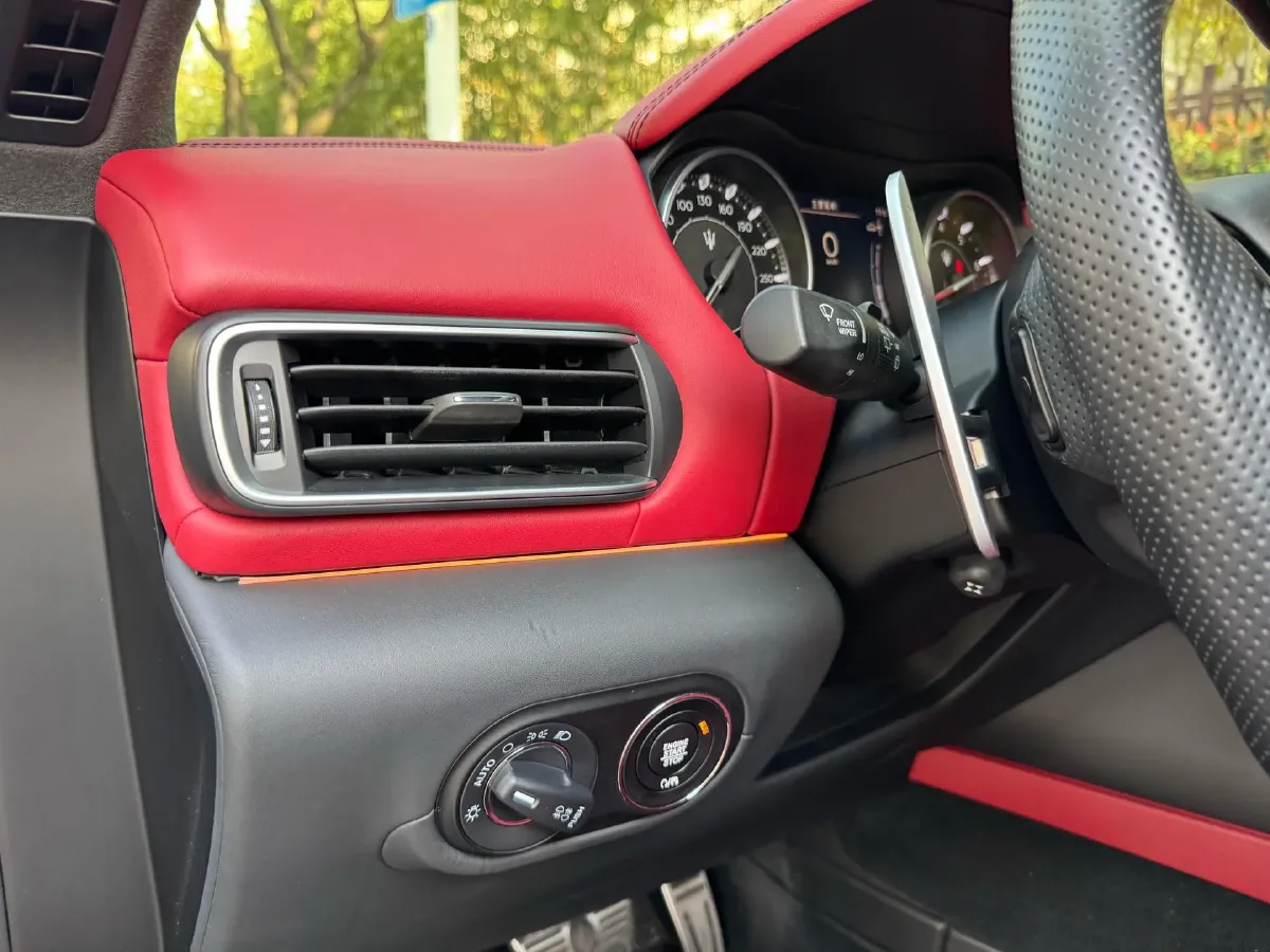 2022 Maserati Levante 2.0T 330HP L4 8AT,autocango,china used car exporter,china ev exporter,chinese used car exporter,chinese used ev exporter