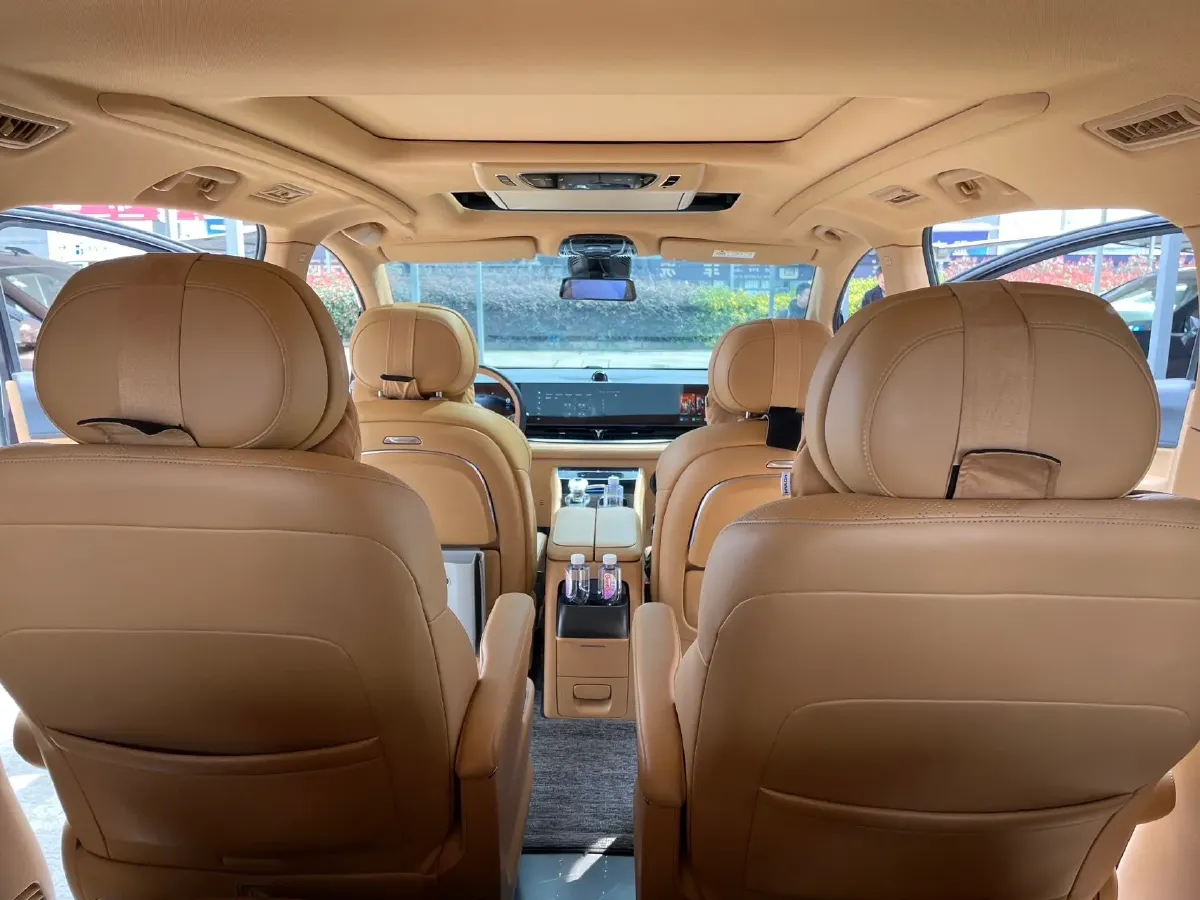 2024 Voyah Dream 1.5T 150HP L4 PHEV 43KWH,autocango,china used car exporter,china ev exporter,chinese used car exporter,chinese used ev exporter