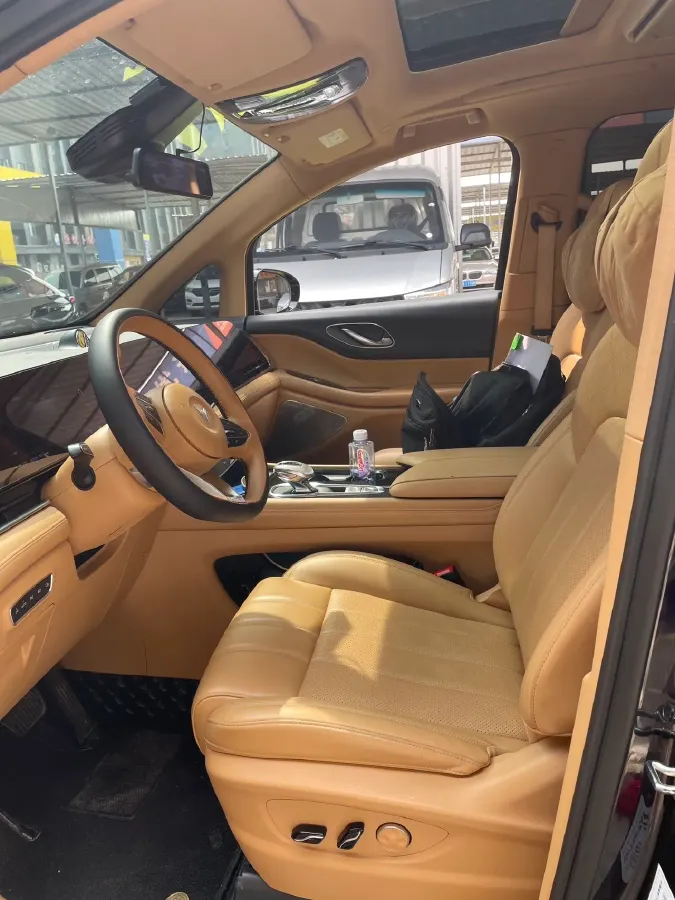 2024 Voyah Dream 1.5T 150HP L4 PHEV 43KWH,autocango,china used car exporter,china ev exporter,chinese used car exporter,chinese used ev exporter