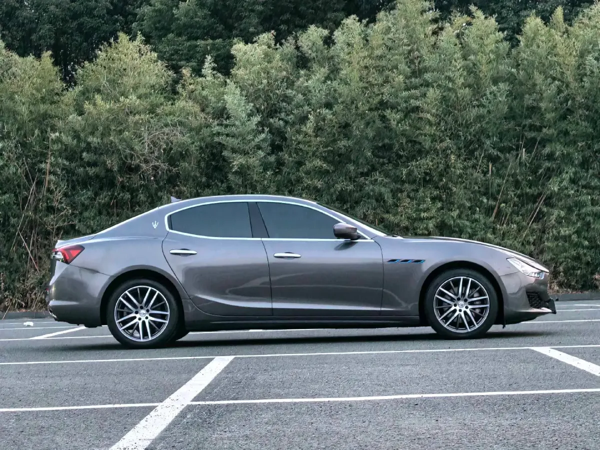 2021 Maserati Ghibli 2.0T 330HP L4 8AT,autocango,china used car exporter,china ev exporter,chinese used car exporter,chinese used ev exporter