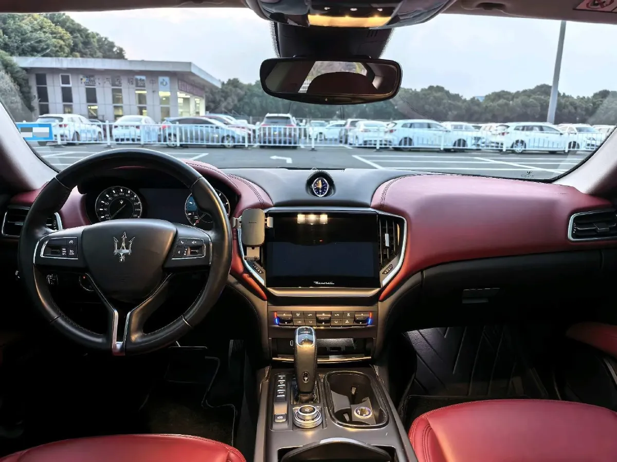 2021 Maserati Ghibli 2.0T 330HP L4 8AT,autocango,china used car exporter,china ev exporter,chinese used car exporter,chinese used ev exporter