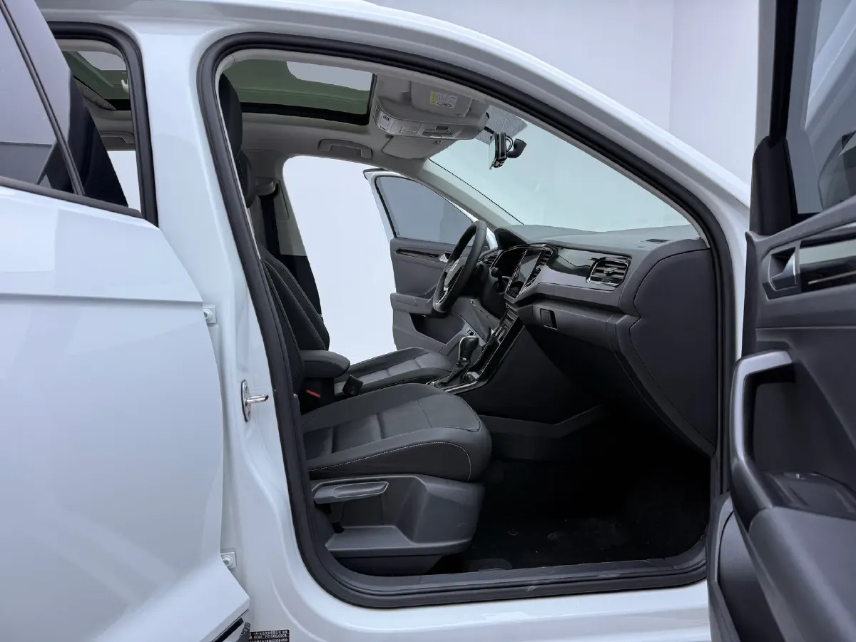 2021 Volkswagen T-Roc 1.4T 150HP L4 7DCT,autocango,china used car exporter,china ev exporter,chinese used car exporter,chinese used ev exporter