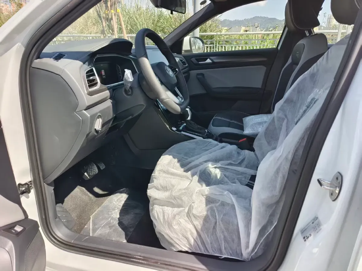 2025 Volkswagen T-Roc 1.5T 160HP L4 7DCT,autocango,china used car exporter,china ev exporter,chinese used car exporter,chinese used ev exporter