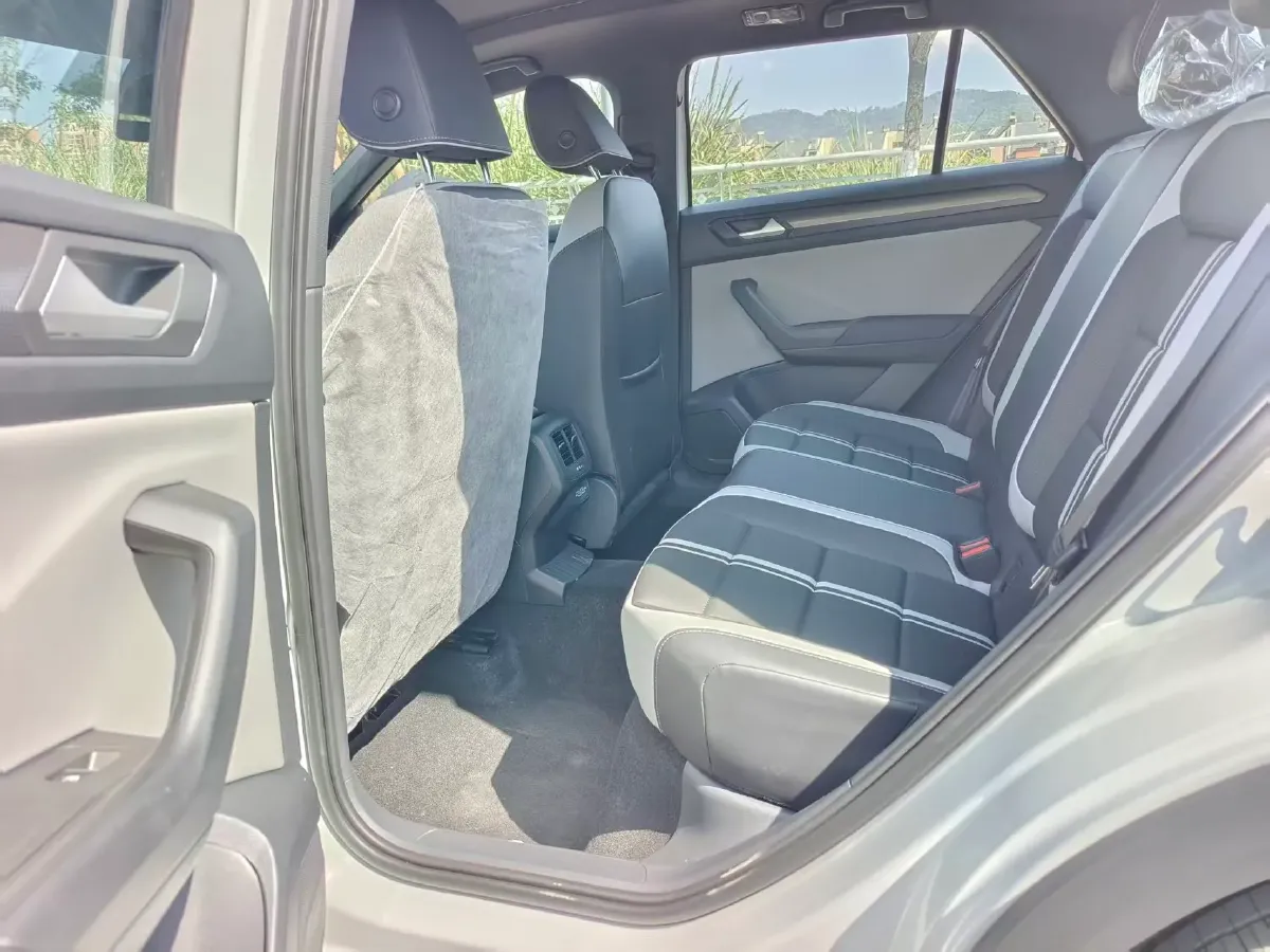 2025 Volkswagen T-Roc 1.5T 160HP L4 7DCT,autocango,china used car exporter,china ev exporter,chinese used car exporter,chinese used ev exporter