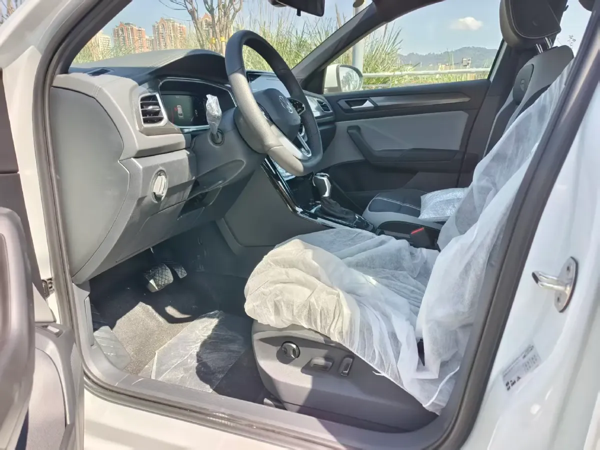 2025 Volkswagen T-Roc 1.5T 160HP L4 7DCT,autocango,china used car exporter,china ev exporter,chinese used car exporter,chinese used ev exporter