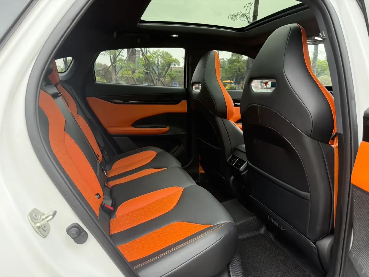 2024 ChangAn UNI-V 2.0T 233HP L4 8AT,autocango,china used car exporter,china ev exporter,chinese used car exporter,chinese used ev exporter