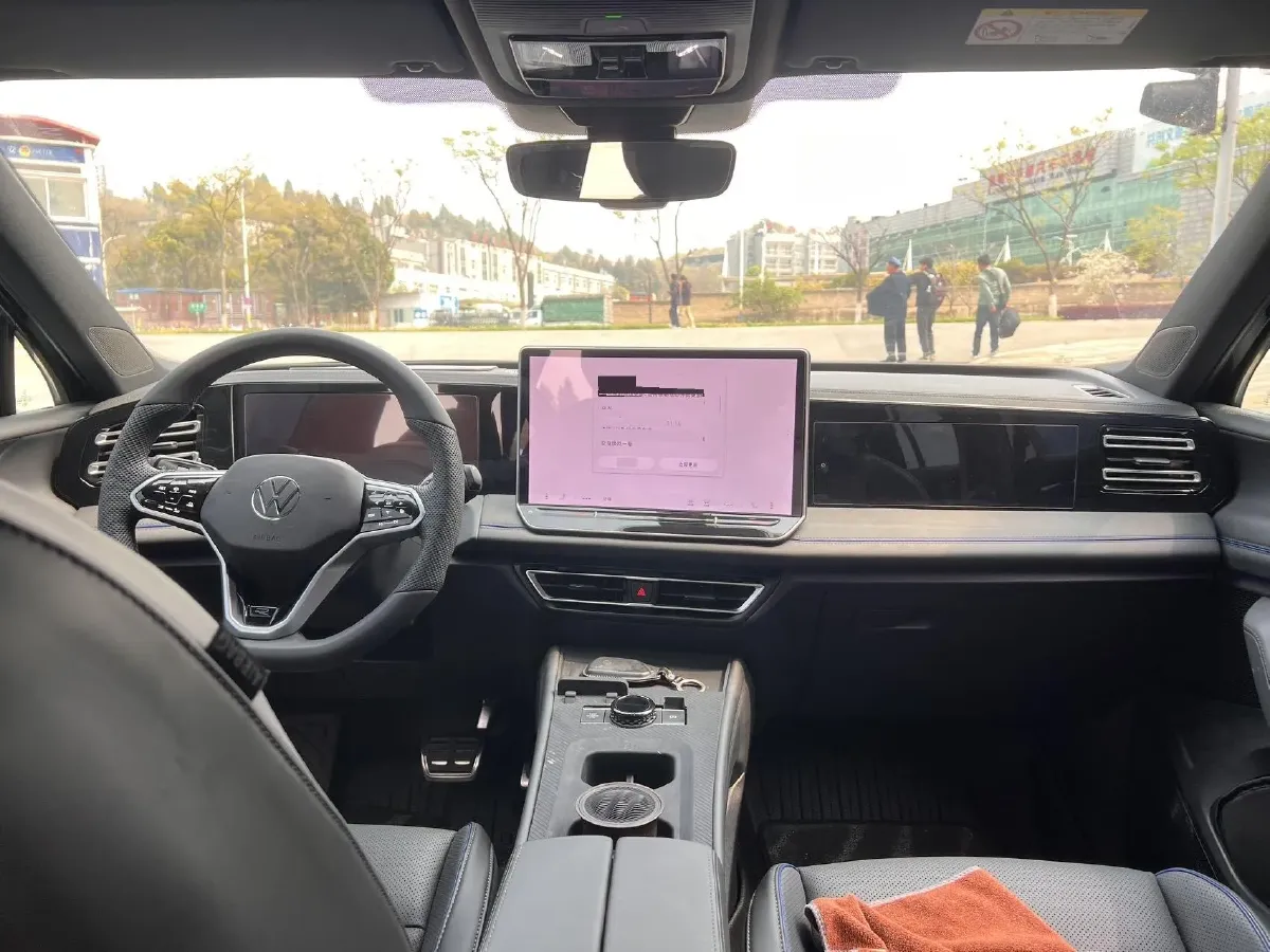 2025 Volkswagen Tiguan L 2.0T 220HP L4 7DCT,autocango,china used car exporter,china ev exporter,chinese used car exporter,chinese used ev exporter