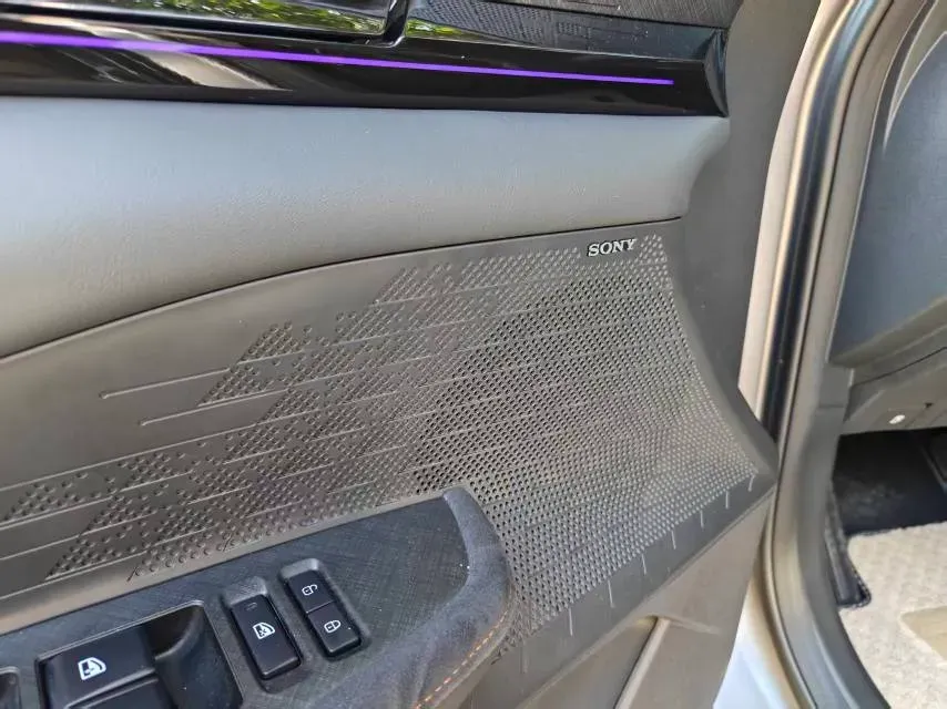 2022 ChangAn UNI-V 2.0T 233HP L4 8AT,autocango,china used car exporter,china ev exporter,chinese used car exporter,chinese used ev exporter