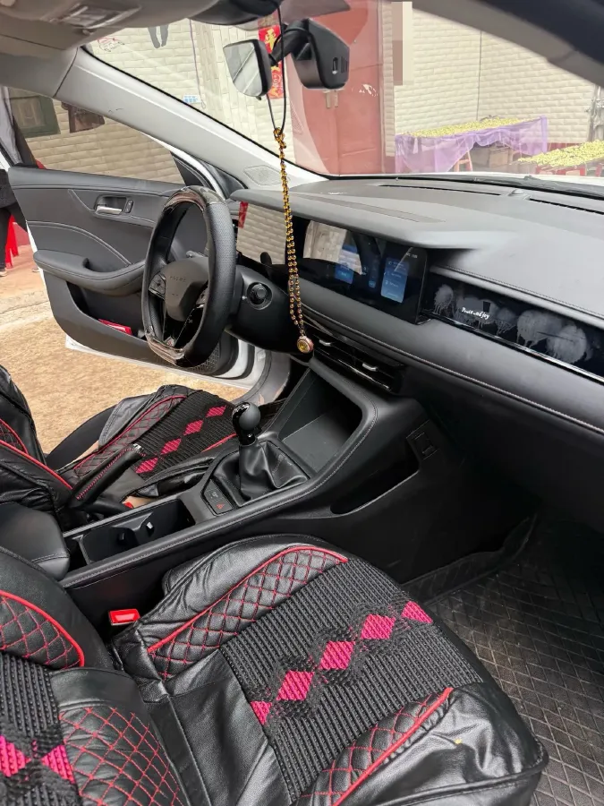 2023 Roewe i5 1.5L 129HP L4 5MT,autocango,china used car exporter,china ev exporter,chinese used car exporter,chinese used ev exporter