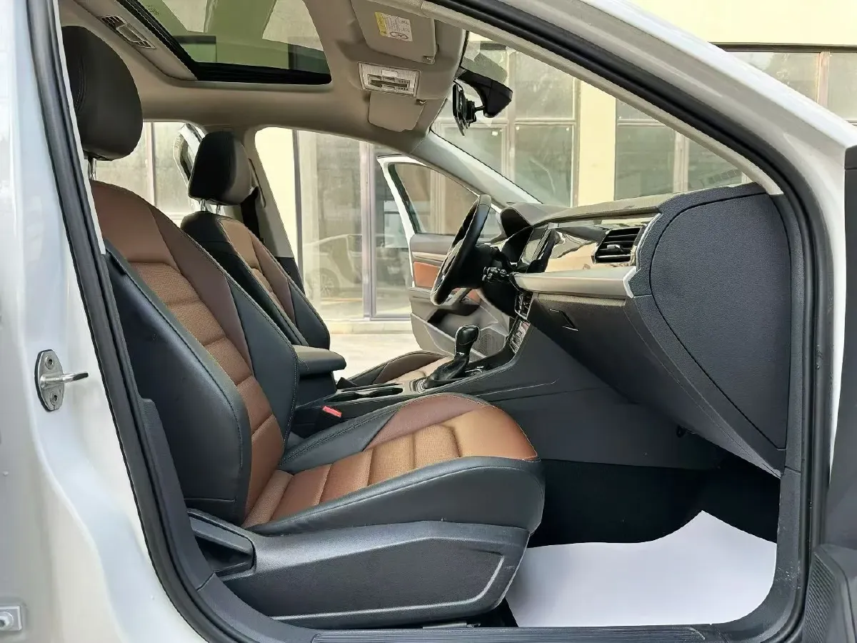 2022 Volkswagen T-Roc 1.4T 150HP L4 7DCT,autocango,china used car exporter,china ev exporter,chinese used car exporter,chinese used ev exporter