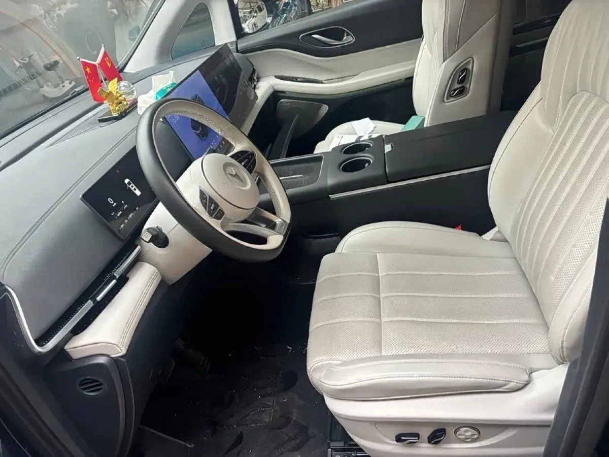 2025 Voyah Dream 1.5T 150HP L4 PHEV 41.7KWH,autocango,china used car exporter,china ev exporter,chinese used car exporter,chinese used ev exporter