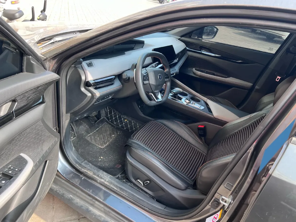 2022 ChangAn UNI-V 1.5T 188HP L4 7DCT,autocango,china used car exporter,china ev exporter,chinese used car exporter,chinese used ev exporter