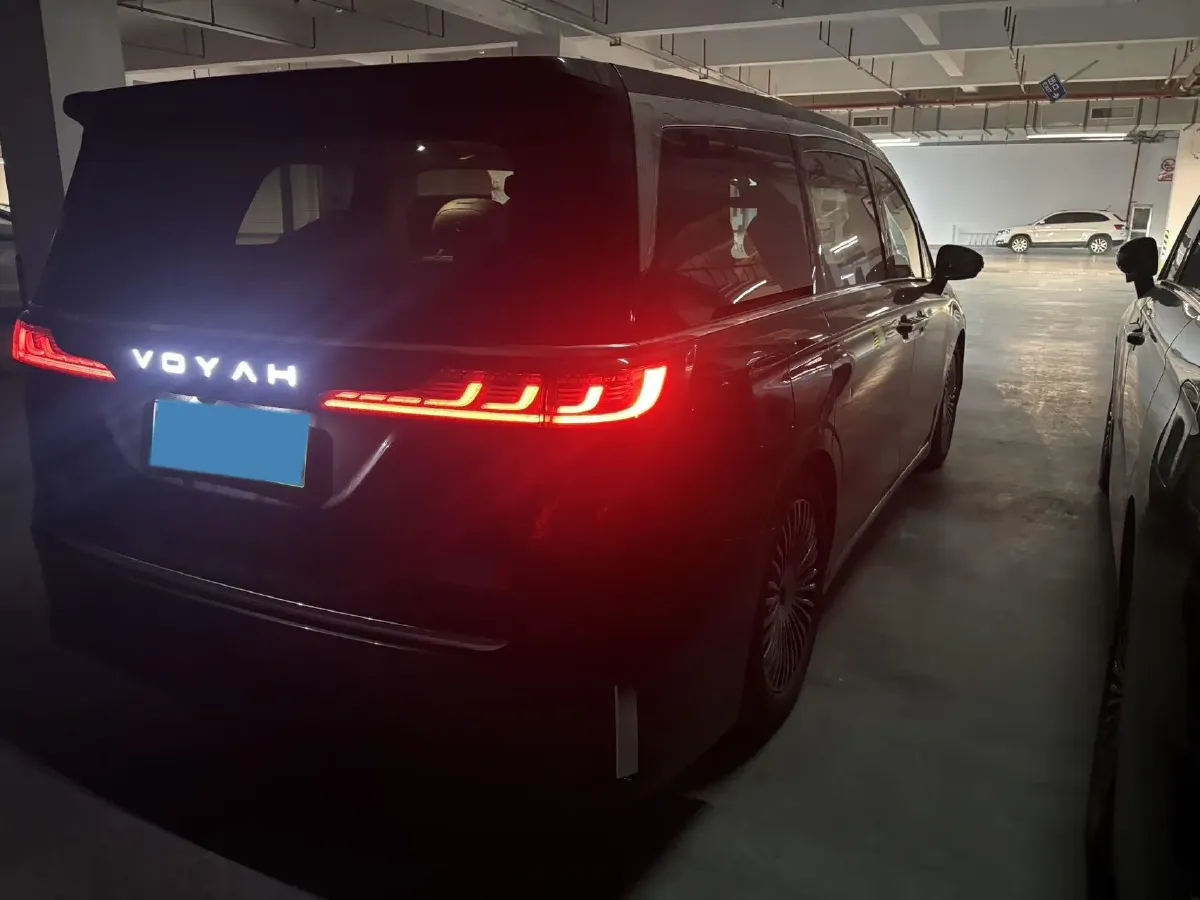 2025 Voyah Dream 1.5T 150HP L4 PHEV 41.7KWH,autocango,china used car exporter,china ev exporter,chinese used car exporter,chinese used ev exporter