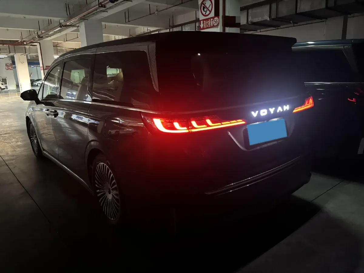 2025 Voyah Dream 1.5T 150HP L4 PHEV 41.7KWH,autocango,china used car exporter,china ev exporter,chinese used car exporter,chinese used ev exporter