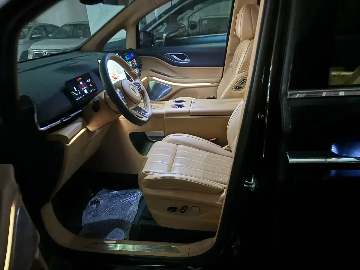 2025 Voyah Dream 1.5T 150HP L4 PHEV 41.7KWH,autocango,china used car exporter,china ev exporter,chinese used car exporter,chinese used ev exporter