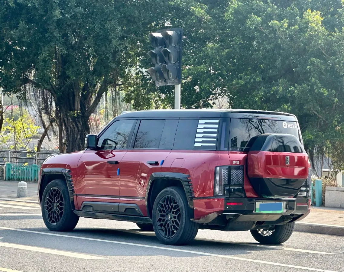 2023 YangWang U8 2.0T 272HP L4 REEV 49.05KWH,autocango,china used car exporter,china ev exporter,chinese used car exporter,chinese used ev exporter