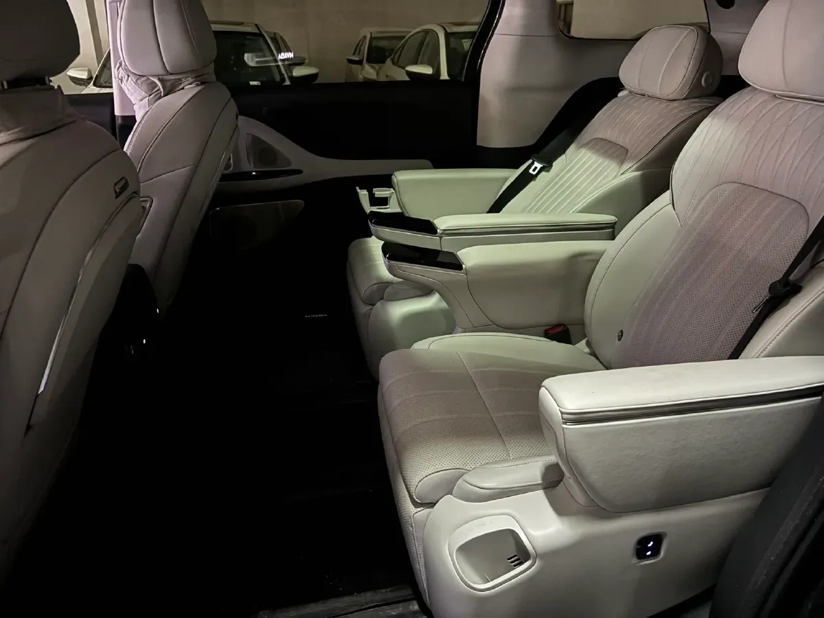 2025 Voyah Dream 1.5T 150HP L4 PHEV 41.7KWH,autocango,china used car exporter,china ev exporter,chinese used car exporter,chinese used ev exporter