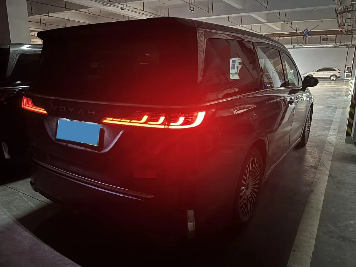 2025 Voyah Dream 1.5T 150HP L4 PHEV 41.7KWH,autocango,china used car exporter,china ev exporter,chinese used car exporter,chinese used ev exporter